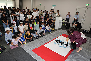 髙橋清泉さんによる書道パフォーマンスも実施！